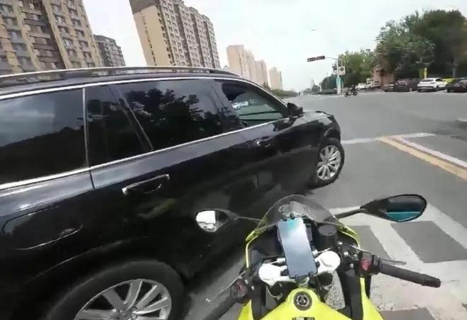 嚣张男别停摩托后续：中联重科连夜否认身份曝光果然有情况(图2)