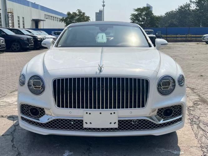 2024款宾利飞驰40TV8雅度版菱格座椅旋转屏22寸机械切割轮毂(图1)