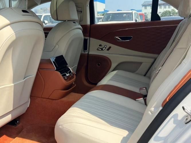 2024款宾利飞驰40TV8雅度版菱格座椅旋转屏22寸机械切割轮毂(图5)