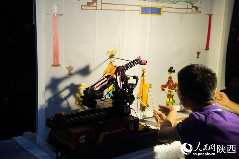 用机械臂表演皮影戏这帮大学生可“真会玩儿”(图2)