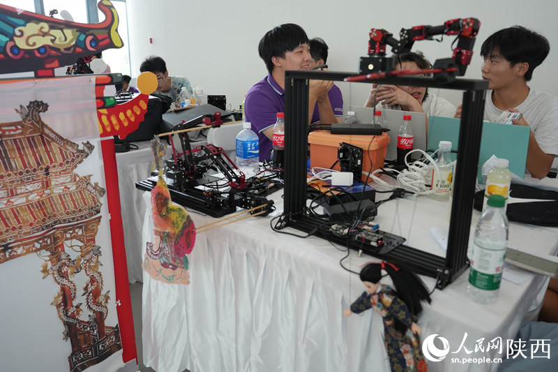 用机械臂表演皮影戏这帮大学生可“真会玩儿”(图3)