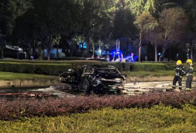 一夜蒸发1000亿起火的小米SU7暴击雷军(图3)