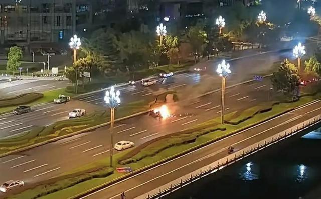 成都小米SU7事故的生死追问：车门为何打不开？丨中听