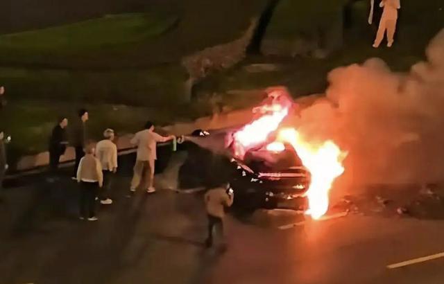 成都小米SU7事故的生死追问:车门为何打不开?丨中听(图2)