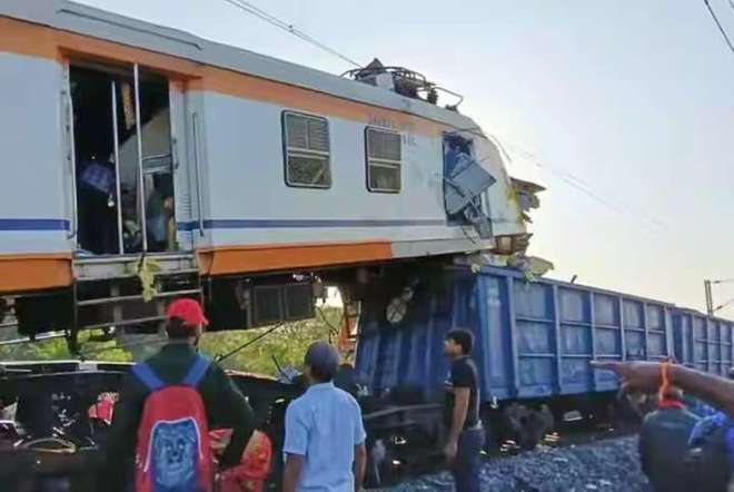 又撞了！印度一客运列车撞上货运列车后叠到一起已有20余人遇难