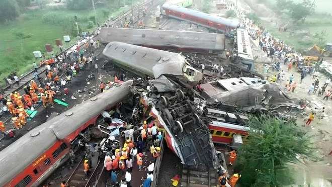 又撞了!印度一客运列车撞上货运列车后叠到一起已有20余人遇难(图6)