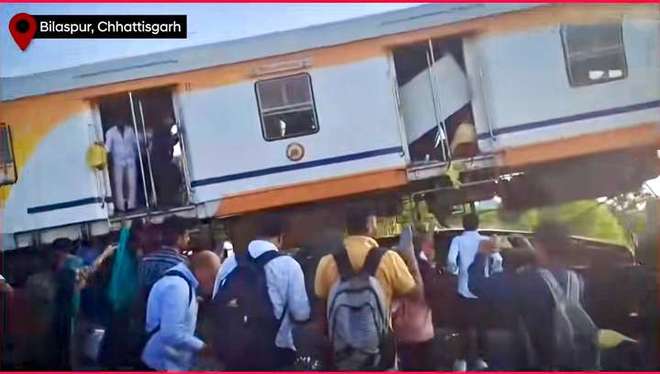 又撞了!印度一客运列车撞上货运列车后叠到一起已有20余人遇难(图8)