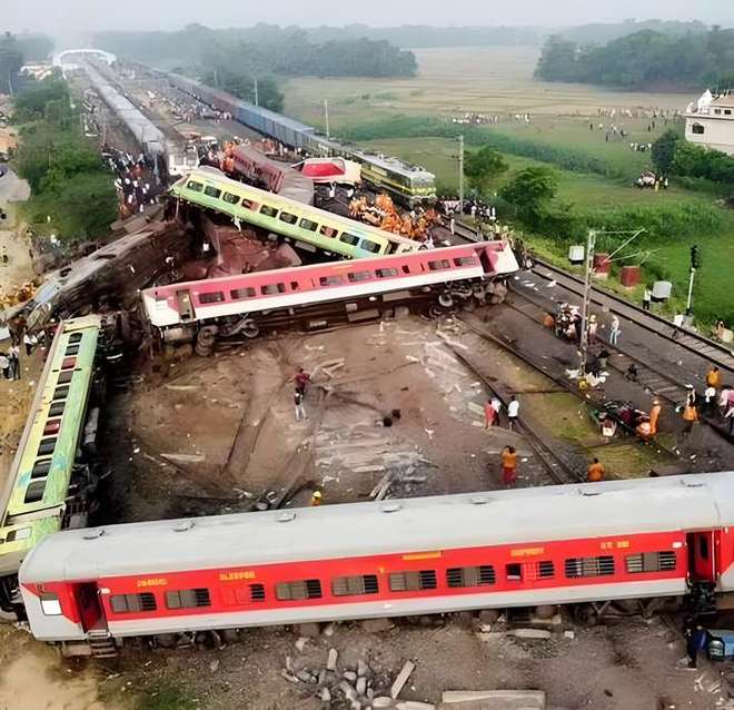 又撞了!印度一客运列车撞上货运列车后叠到一起已有20余人遇难(图10)