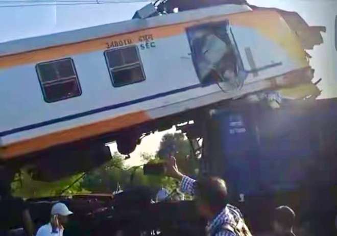 又撞了!印度一客运列车撞上货运列车后叠到一起已有20余人遇难(图12)