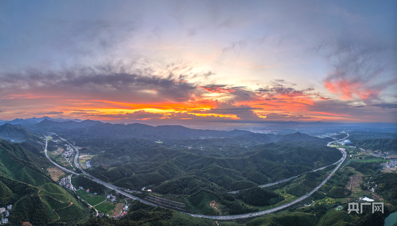 匠心筑路汤秋东:十年磨剑筑通买球网站:途(图2)
