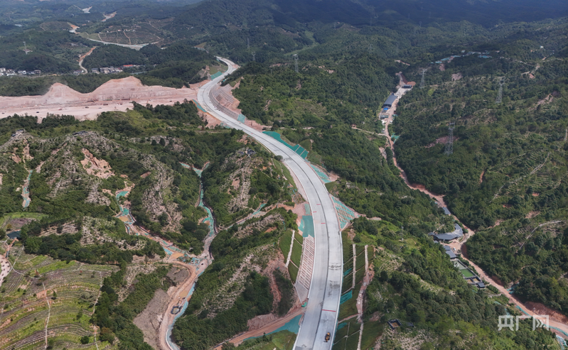 匠心筑路汤秋东:十年磨剑筑通买球网站:途(图4)