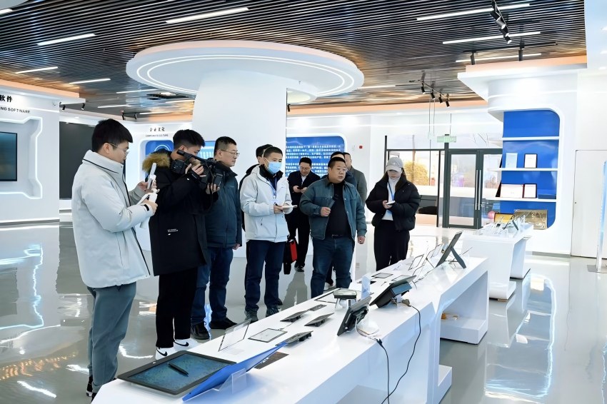 十大买球平台：主流经济媒体巴中行丨巴州新型显示产业“链”出集群新势能(图1)