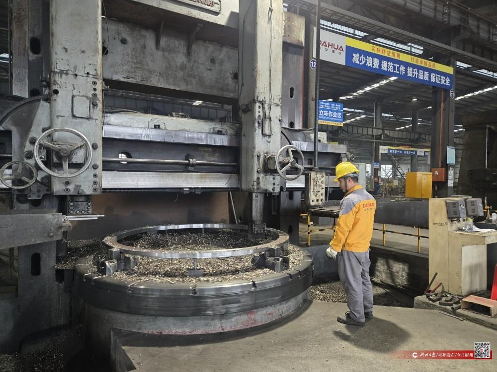 桂阳高新区:开年赶工忙机械“出海”热(图3)