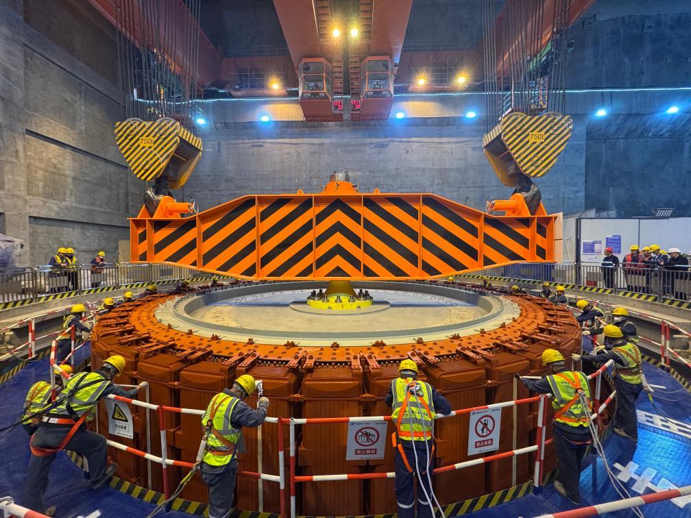 华电金上拉哇水电站首台机组转子顺利完成吊装(图1)