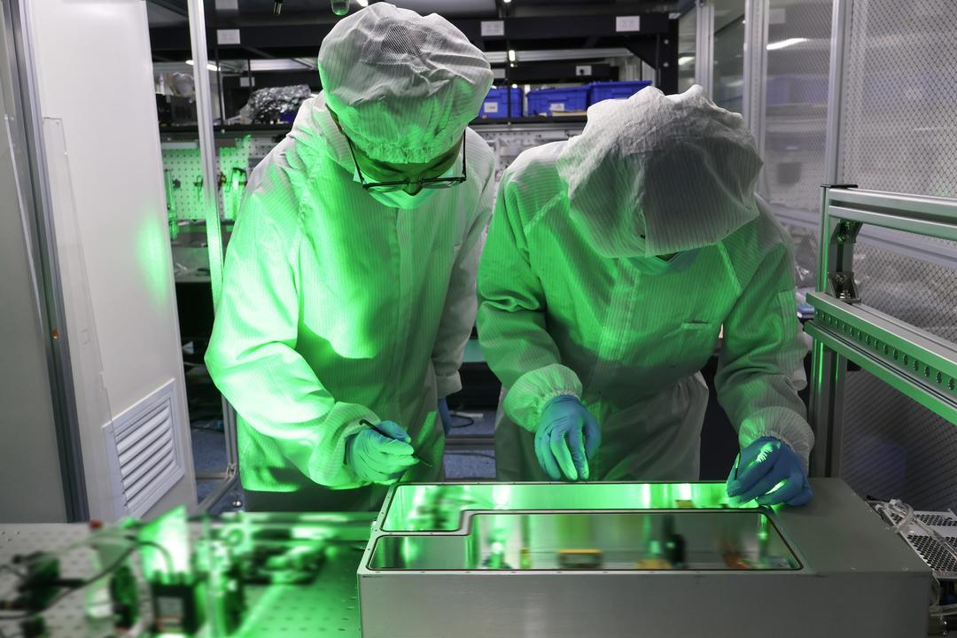 蹲买球网站:点调查|这束光切开全球市场(图4)