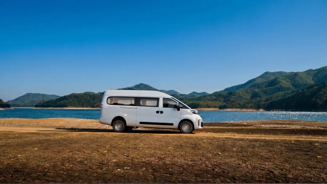 买球网站：行业首款大通超级增程大轻客将在北京车展上市(图2)