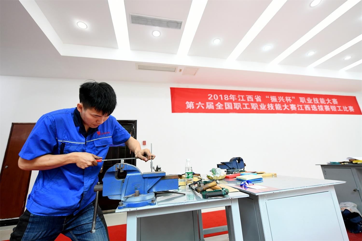 十大买球平台：中国青年五四奖章获得者杨准正：青春在001毫米间闪光(图2)