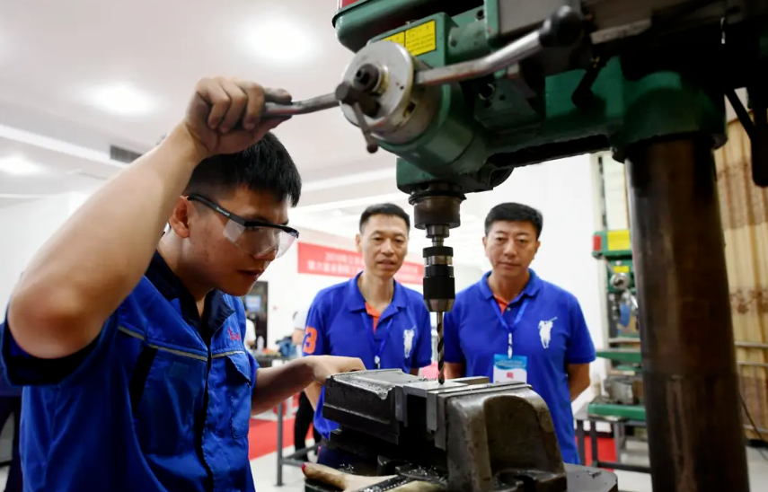 十大买球平台：中国青年五四奖章获得者杨准正：青春在001毫米间闪光(图3)