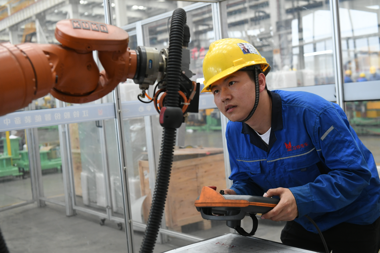 十大买球平台：中国青年五四奖章获得者杨准正：青春在001毫米间闪光(图4)